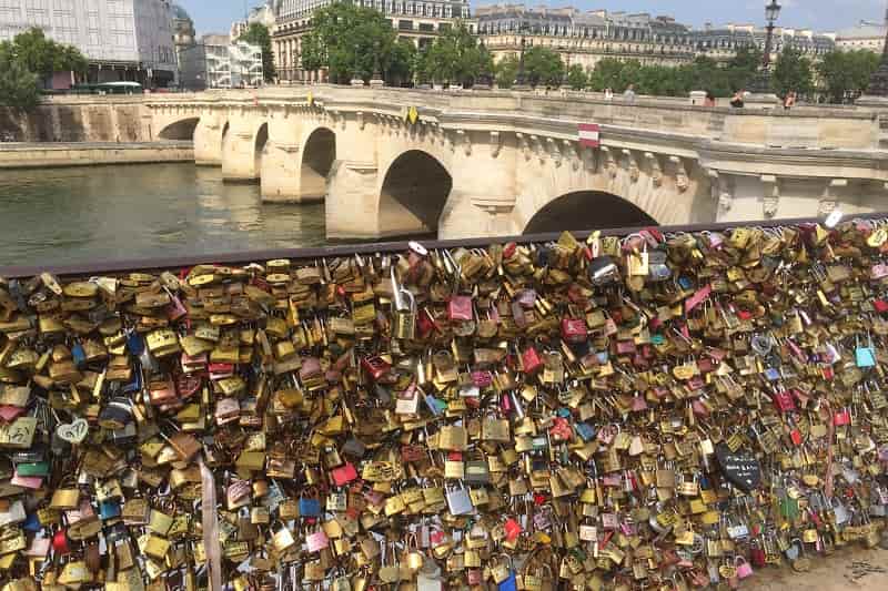 Parijs brug met slotjes