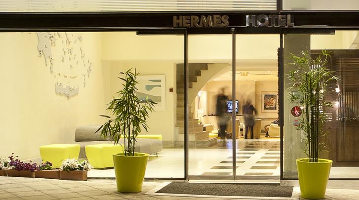 Athene, Hotel Hermes, Façade hotel
