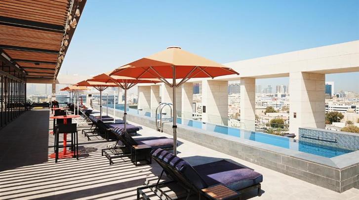 Dubai, Canopy by Hilton Dubai Al Seef, Dakterras met zwembad